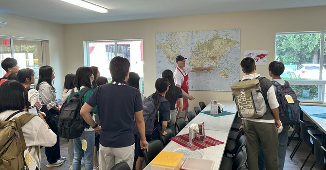 50 Japanese Students Touring the Gleaners