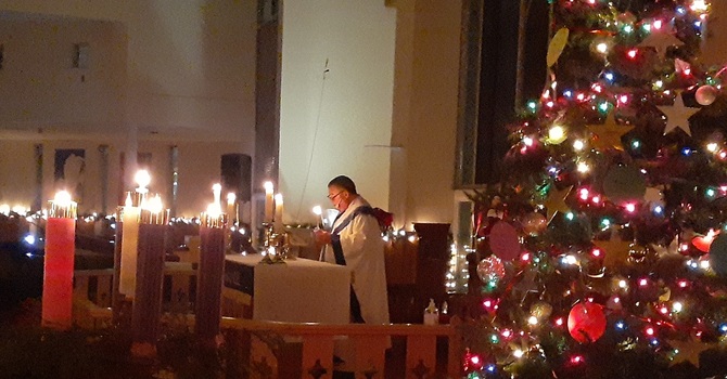 8pm Christmas Eve Candlelight Service