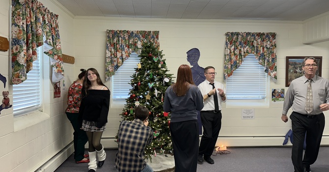 Youth Decorate Trees & Lunch