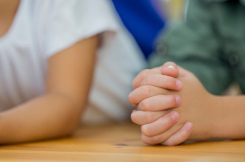 彼は以前からしていたように、神の前に祈って感謝をささげていた