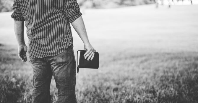 Daily Devotional-Resting Under God’s Favor/Descansando Bajo el Favor de Dios  image